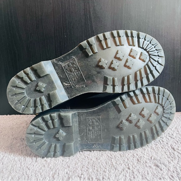 DR. MARTENS 2976 LEONORE FAUX FUR LINED CHELSEA BOOTS - Picture 8 of 8